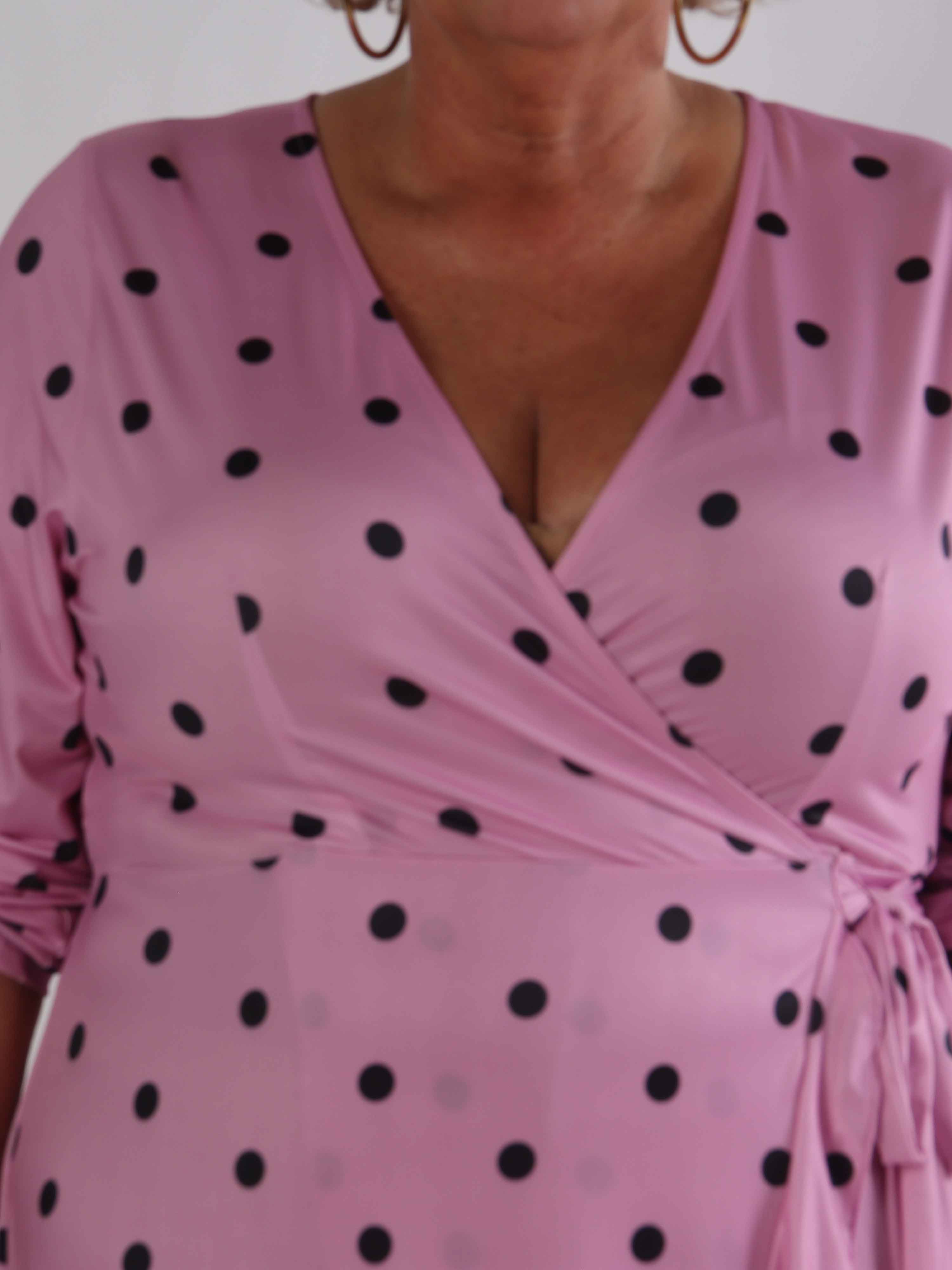 Savina Dot - Elastisk plus size kjole i slå-om-look med prikker